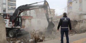 Kars’ta metruk binalar yıkılıyor