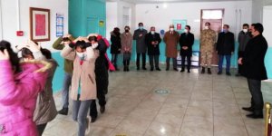 Kaymakam Özerden, öğrencilerle birlikte deprem tatbikatına katıldı