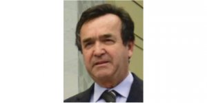 ORADA BİR KADIN VAR UZAKTA!