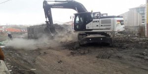 Kars'ta, metruk binalara yönelik yıkım çalışmaları devam ediyor