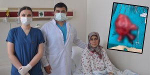 Karın ağrısıyla gitti, karnından 5 kilogramlık kitle çıktı
