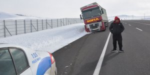 Kars’ta tır yoldan çıktı!