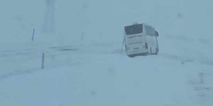 Kars’ta yolcu otobüsü kara saplandı