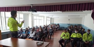 Kars’ta lise öğrencilerine trafik kuralları anlatıldı