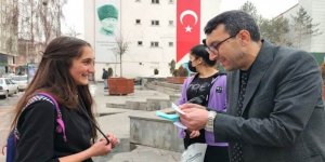3 sorundan 2’sini bilene kitap hediye ettiler