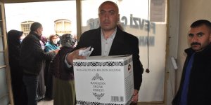Efsane Muhtar Mücük’ten 200 kişiye koli yardımı