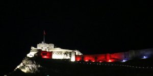 ​​​​​​​10 Nisan Polis Günü dolayısıyla Kars Kalesi kırmızı-mavi renkler ile aydınlatıldı