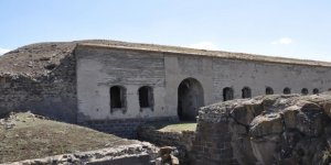  Kars’ta yaklaşık 200 yıllık tabya gözler önünde yok oluyor