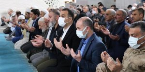 Vali Türker Öksüz, cami çıkışında vatandaşlar ile bayramlaştı