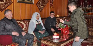 Torununun torununu gören nineye Anneler Günü sürprizi
