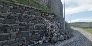 Kars Kalesinin istinat duvarı çöktü!