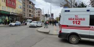 Kars'ta kırmızı ışıkta otomobile ateş açıldı: 1 ölü, 1 yaralı