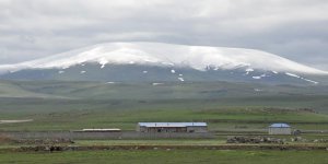 Kars’ta yüksek kesimlere kar yağdı