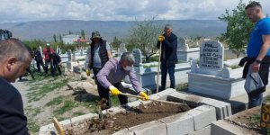 Kağızman'ın Dürüst ve Çalışkan Belediye Başkanı Nevzat Yıldız, mezarlıklarda temizlik yaptı...