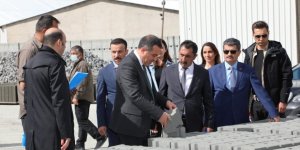 Vali Öksüz: “Köy yollarımızı kendi tesisimizde ürettiğimiz beton ve parke taşla yapacağız”