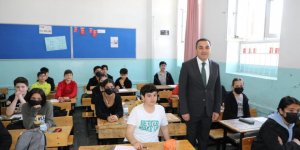 Kars Valisi Türker Öksüz, LGS'ye girecek olan öğrencileri ziyaret etti