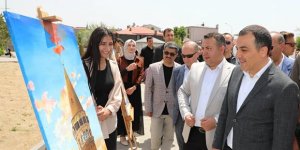 Kars’ta, öğrencilerin yılsonu resim sergisi açıldı