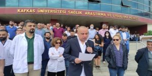 Kars’ta doktorlar bıçaklanan arkadaşlarına destek için iş bıraktı!