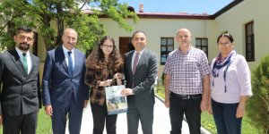 Vali Türker Öksüz, LGS Birincisi Çelik Başarı Koleji Öğrencisi Sude Ayağ’ı makamında ağırladı