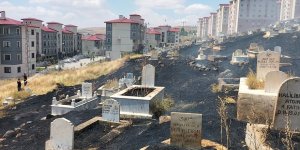 Kars Karadağ Mezarlığı kül oldu