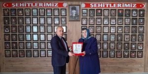 Şehit Anaları Derneği Başkanı Pakize Alp Akbaba’dan Muhsin Ağçay’a plaket!