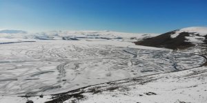 Kars’ta donan Aygır Gölü havadan görüntülendi