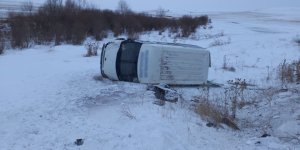Arpaçay’da karda kayan minibüs kaza yaptı
