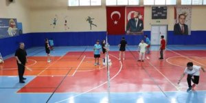 Vali Ziya Polat, Badminton kursu antrenmanında öğrencilerle bir araya geldi...