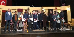 Kars Belediyesi Tiyatro Topluluğu “Ocak” Oyununu Sahneledi