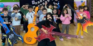 Kars’ta minikler Barış Manço'yu unutmadı