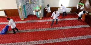 Camiler Gül Suyu ile Yıkanıp Ramazan Ayına Hazırlanıyor