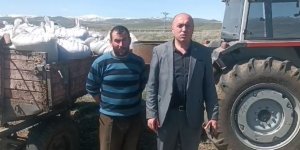 Kars Ziraat Odası Başkanı Özcan Müçük, çiftçilerin yanında...