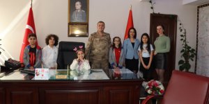 Jandarma Komutanı Albay Kiper'in koltuğuna minik öğrenciler oturdu