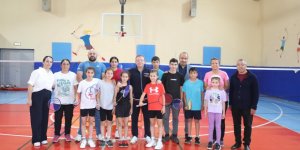 Kars Valisi Ziya Polat, şampiyon takımla Badminton oynadı