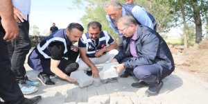 Vali Polat, köy yolunda incelemelerde bulundu