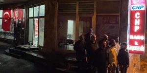 Kars'ta ışıklar ücret adaleti için yanıp söndü