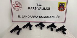 Durdurulan bir araçta 5 silah ele geçirildi