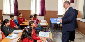 Vali Ziya Polat Esenkent Köyü'nde öğrencilerle buluştu