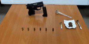 Üzerinden uyuşturucu ve silah çıkan 2 kişi gözaltına alındı