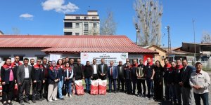 Kars’ta üreticilere yağlık ayçiçeği tohumu dağıtıldı