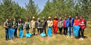 Orman yangınlarına karşı farkındalık oluşturmak amacıyla ormanda çöp topladılar