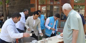 Kaymakam Demirtaş ve Başkan Toptaş, Vatandaşlara Aşure Dağıttı