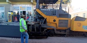 Kağızman'da sıcak asfalt çalışması devam ediyor