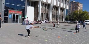Kars’ta Valilik Önünde Kort Tenisi Etkinliği Düzenlendi