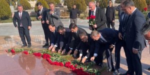 Kars heyeti, Haydar Aliyev’in anıtını ziyaret etti