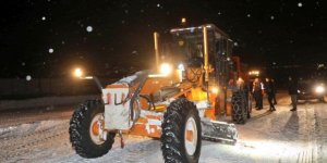 Kars’ta Kar Kaplanlarının Yoğun Kar Mesaisinde Köy Yolları Açıldı
