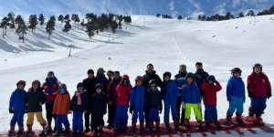 Öğrenciler kayak öğreniyor