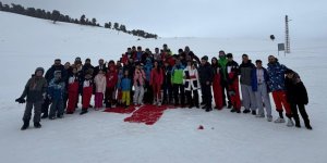 Kars’ta Okul Sporları Kayak ve Snowboard İl Birinciliği yarışları düzenlendi