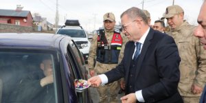 Vali Ziya Polat, sürücülerin bayramını kutladı, şeker ikram etti