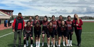 Kağızmanlı genç kız futbolculardan gururlandıran başarı
